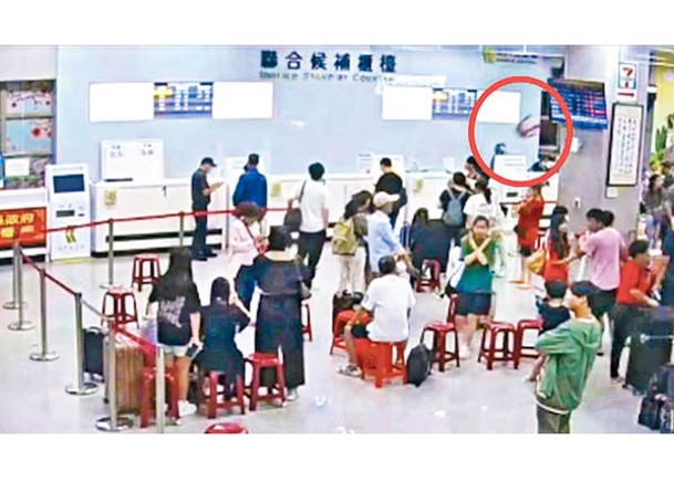 旅客抓起紅色膠椅（紅圈示）砸向櫃台。