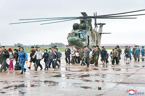 金正恩稱讚參與救援的直升機機師在數小時內營救出大量民眾。