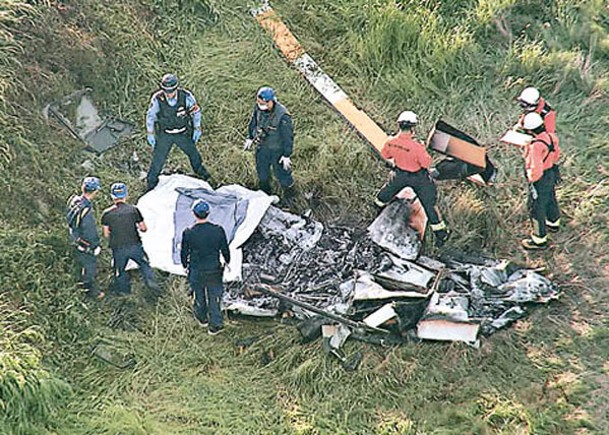 直升機在昭南町一塊農田墜毀，機上兩人當場死亡。
