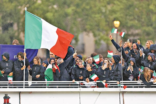 譚巴爾（左一）擔任巴黎奧運開幕式持旗手。（Getty Images圖片）
