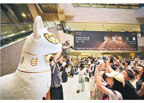 不少民眾與愛貓在展廳內的雕塑留影。（中新社圖片）