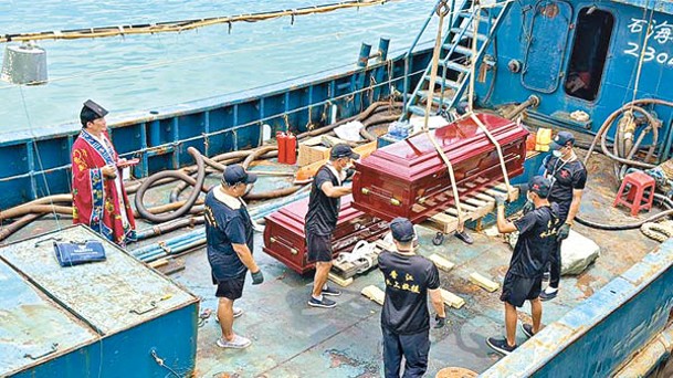 遇難大陸船員遺體及靈柩送上陸方船隻。
