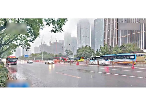 北京暴雨令交通嚴重擠塞。