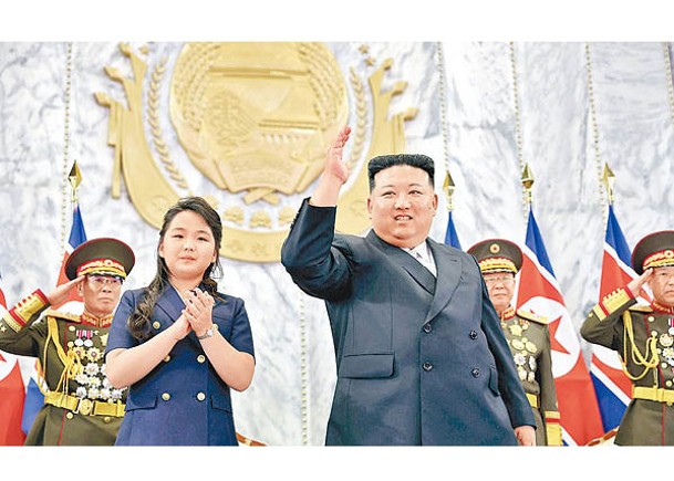 南韓指金正恩（前右）的女兒金主愛（前左）正接受接班人培訓。