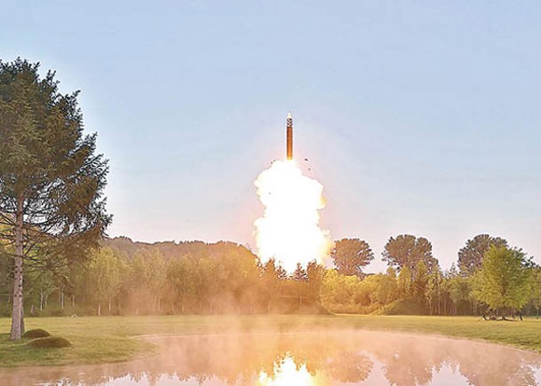 北韓今年至今共發射48枚導彈。圖為火星18導彈。