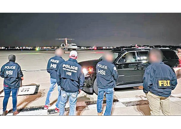美國國土安全調查局人員在德州一機場等候逮捕二人。