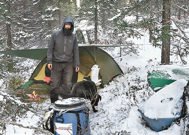 巴伯在雪地上搭帳篷休息。