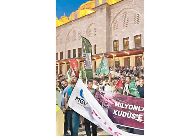 示威者在伊斯坦布爾市中心遊行。