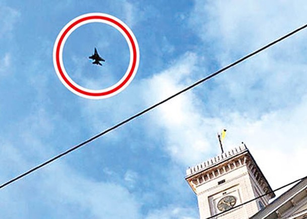 有人聲稱在利沃夫拍攝到首架F16戰機（紅圈示）在烏克蘭上空出現。