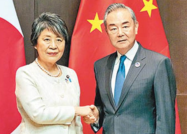 王毅（右）上月底在萬象會見日本外相上川陽子（左）。