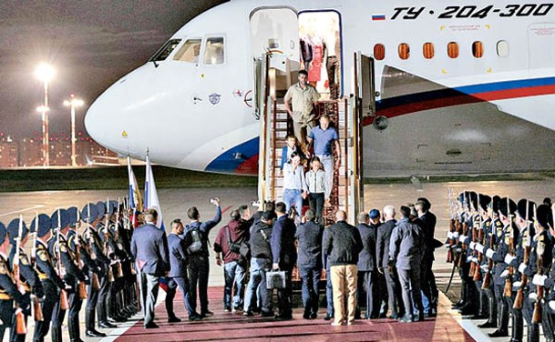 俄方獲釋人士乘飛機抵達莫斯科。