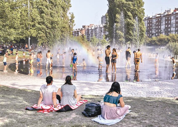 熱浪持續侵襲歐洲，民眾遭受酷暑之苦。