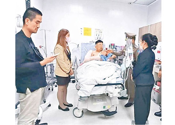 事發後劉洋（左三）被送往醫院接受治療。