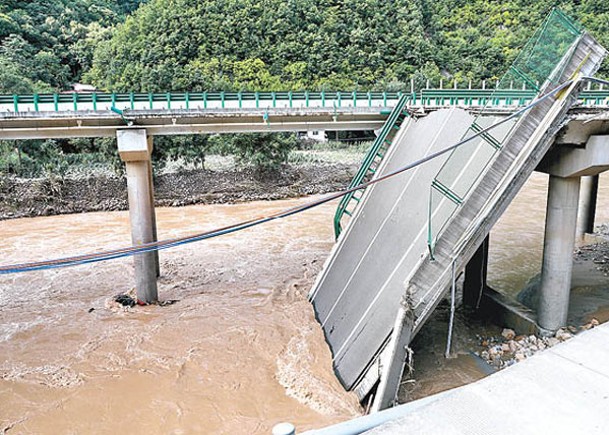 陝西丹寧高速公路橋樑垮塌。（中新社圖片）