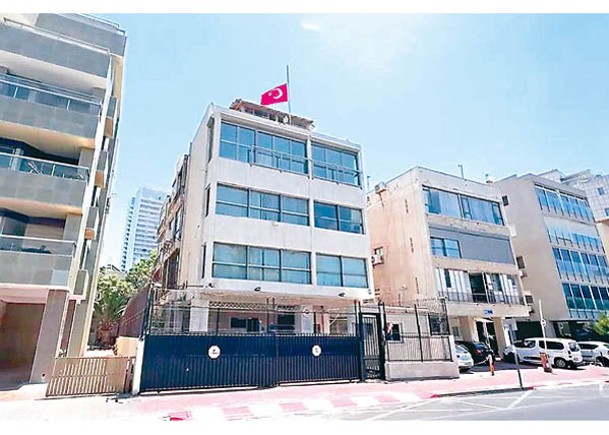土耳其駐以大使館下半旗致哀。