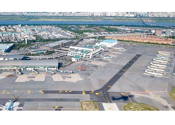釜山金海國際機場疑似有人拍攝軍機。