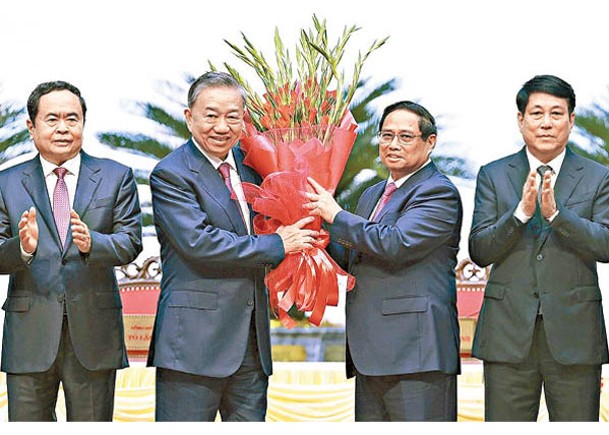 蘇林（左二）當選新任越共中央總書記。右二為總理范明政。