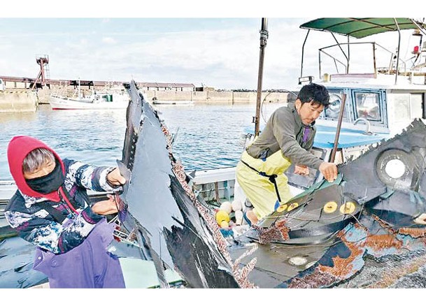 海上尋獲美軍魚鷹機殘骸。