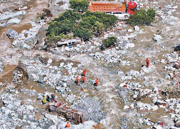 雅康公路遇泥石流倒塌  8死19失蹤