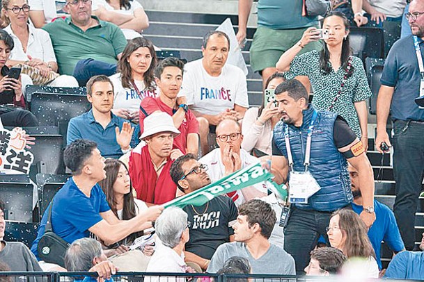 有台灣觀眾手持印有「Taiwan」字樣的打氣毛巾，被現場外籍工作人員沒收。（中時電子報圖片）