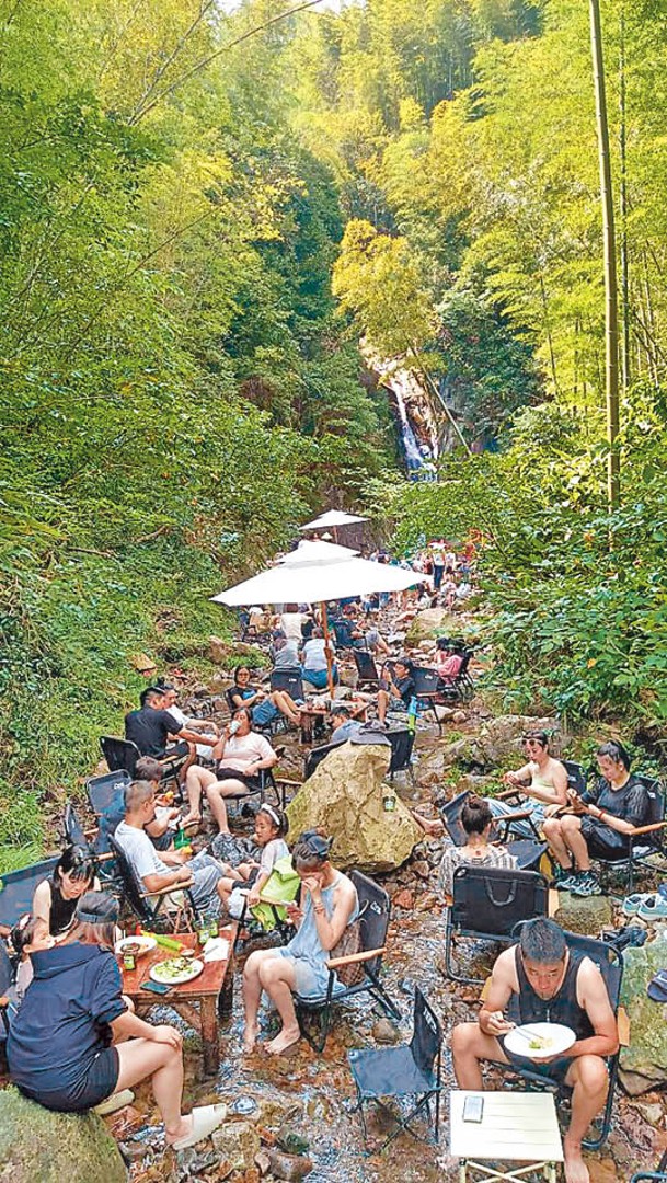 咖啡店部分座位設在山林瀑布間。