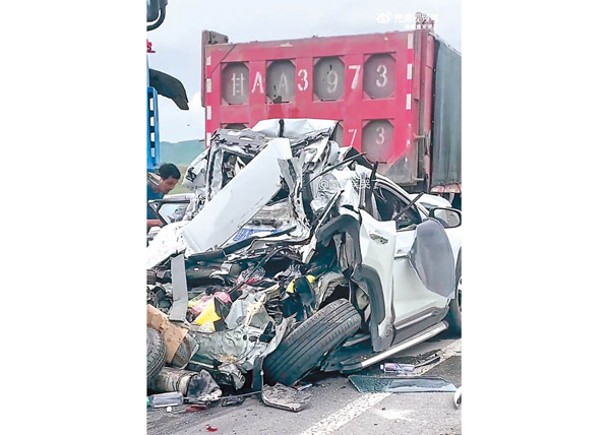 小型越野車遭前後貨車擠壓致嚴重變形。