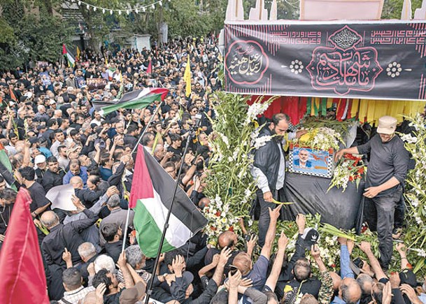 民眾參與哈尼亞的遺體告別式。（Getty Images圖片）