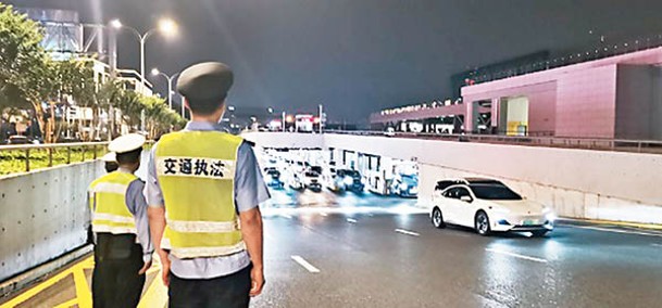 警方巡查隧道車輛。