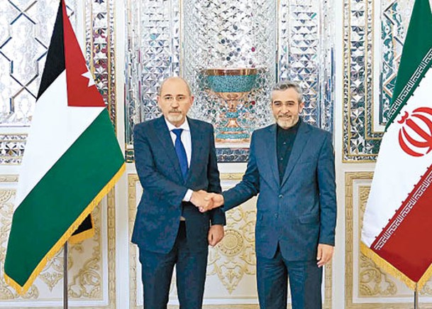 薩法迪（左）到訪德黑蘭，與伊朗高層（右）討論區域局勢。