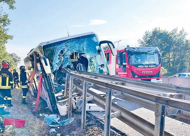 一輛載有華客的旅遊大巴在意大利發生車禍。