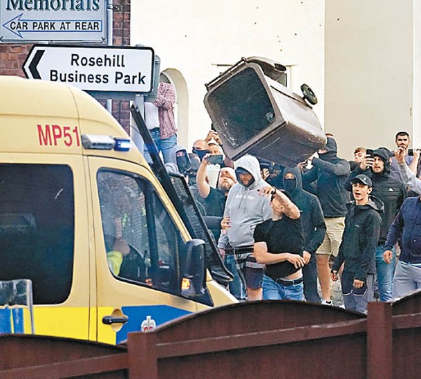 英國多地持續發生涉及極右翼分子的示威騷亂。（Getty Images圖片）