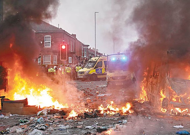示威者在多處縱火。（Getty Images圖片）