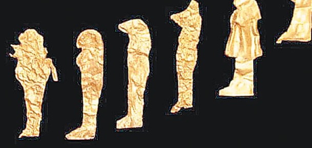 考古學家在墳墓發現有金箔護身符。