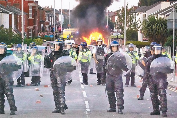 警方試圖控制騷亂場面。 （Getty Images圖片）