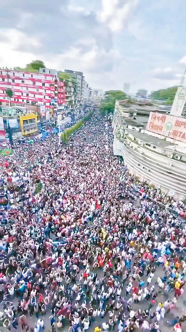 大批民眾上街慶祝。