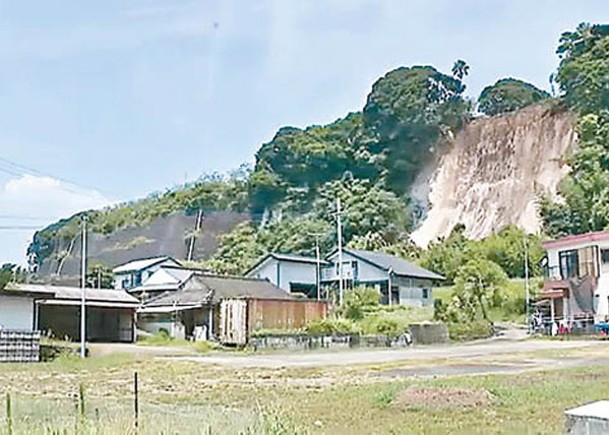 鹿兒島有整幅山坡缺角式崩裂塌下。