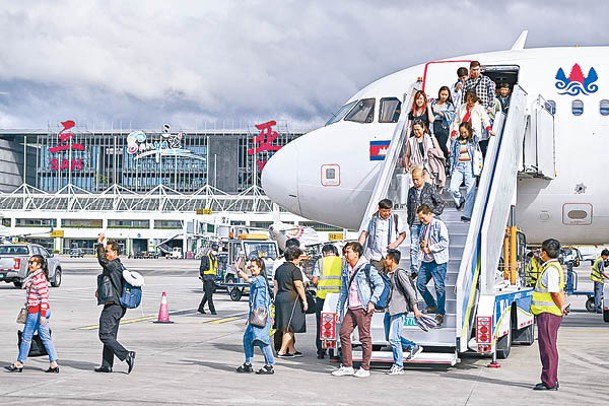 國際旅客飛抵海南三亞鳳凰國際機場。