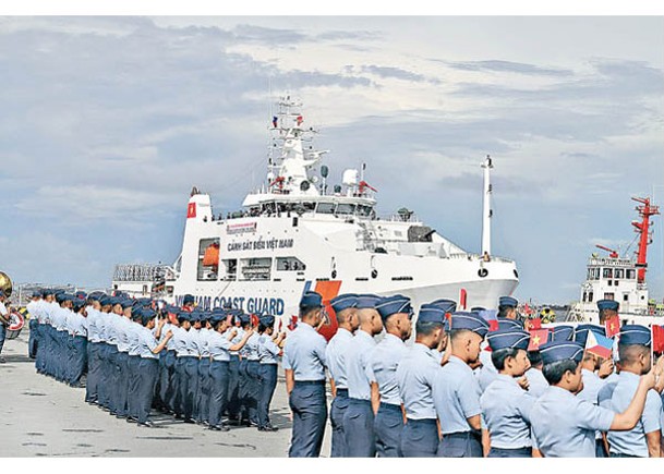 菲律賓海岸防衞隊揮國旗歡迎越南CSB8002艦艇。