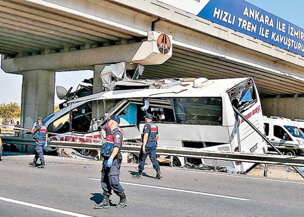 司機疑睡着  土耳其大巴車禍9死