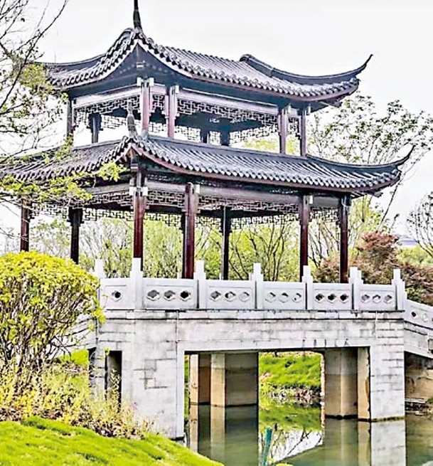 公園上年開幕，案發時有民眾在涼亭避雨。