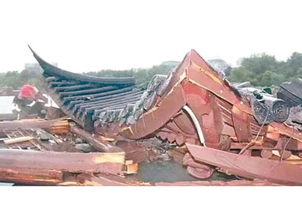 暴雨雷擊塌涼亭  江蘇公園6死10傷