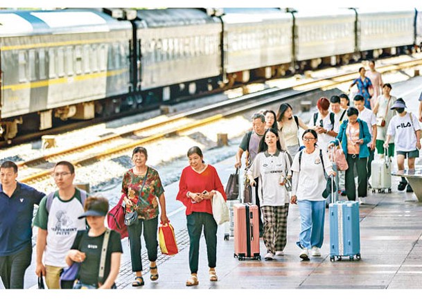 內地鐵路首7月發送逾25億人次