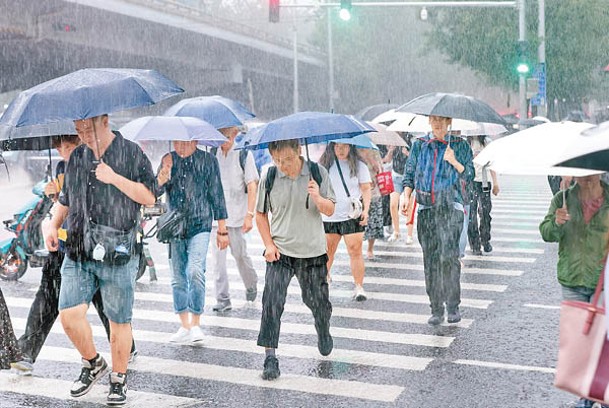 北京遇強降雨天氣。（中新社圖片）