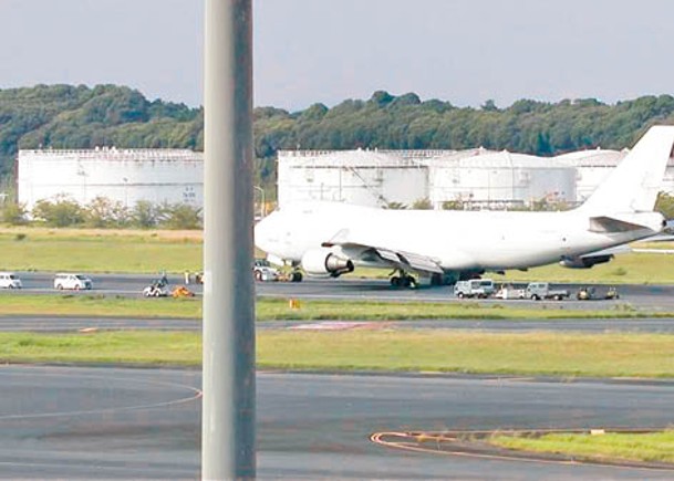 貨機在成田機場緊急降落，着陸時飛機輪胎爆裂。