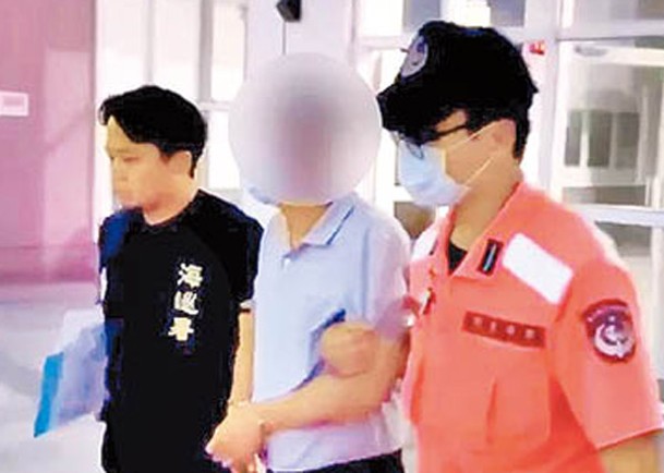 阮姓男子（中）被拘捕。