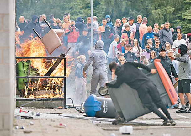 英國爆發騷亂逾千人被捕。（Getty Images圖片）