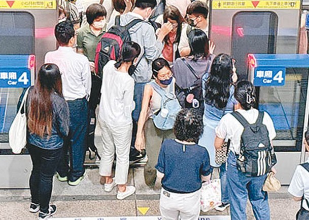 東部海域發生規模6.3級有感地震，台北捷運一度全線列車慢速行駛。（中時電子報圖片）