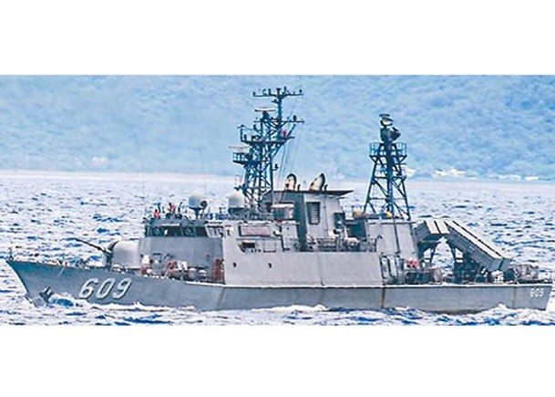 台灣海軍巡邏艦高江號在進入左營港時遇上沙壩，導致擱淺。