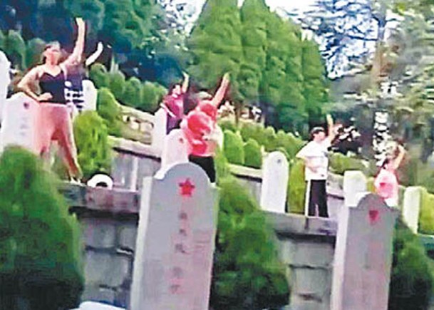 烈士陵園墓碑前  民眾跳廣場舞