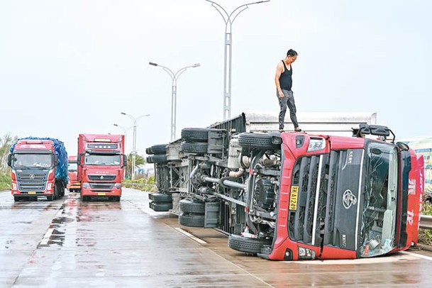 路邊車輛亦被吹翻。